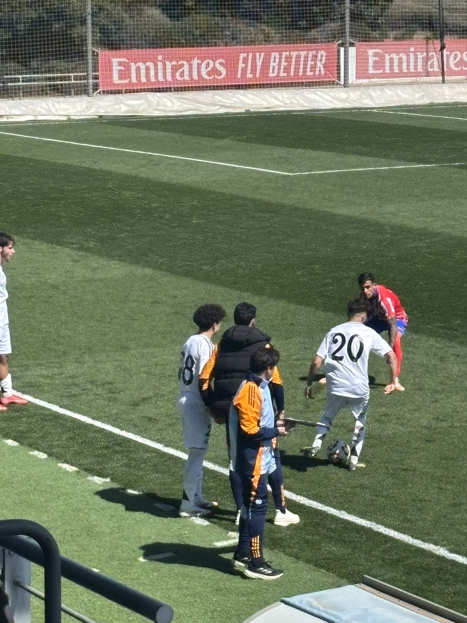 天赋满满！马塞洛15岁儿子恩佐皇马U19首秀，登场5分钟脚后跟助攻